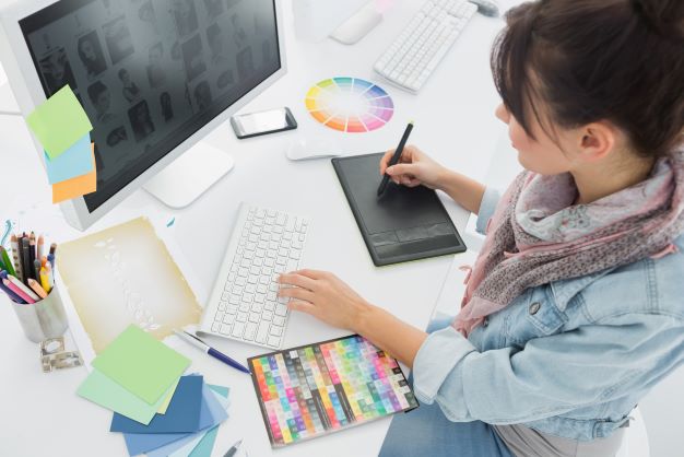 How to Become a Graphic Designer Working from Home